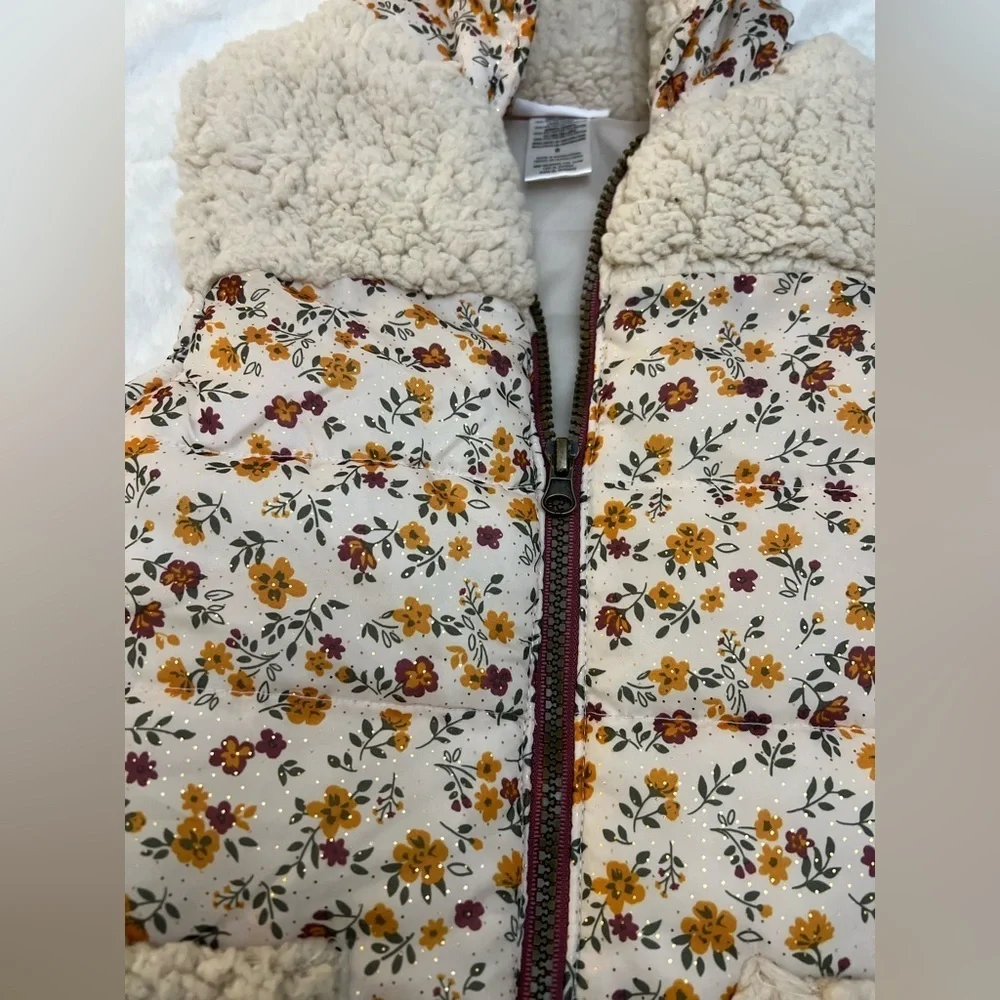 💥 2/$15!! Girl’s Little Lass Floral Puffer Vest
